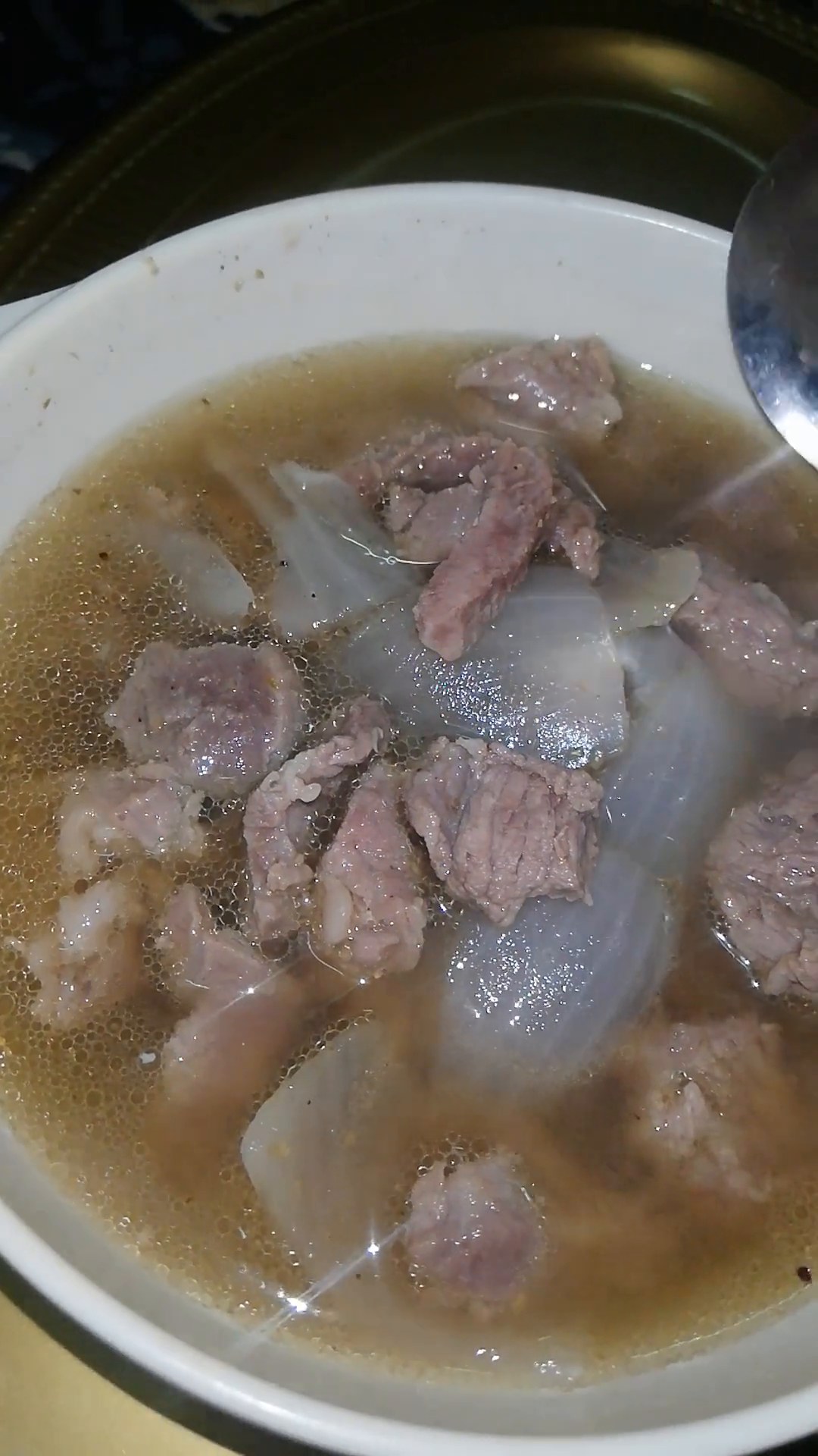 Caldo con carne y tubérculos